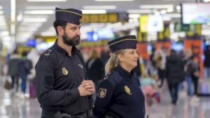 Agentes de Polic&iacute;a Nacional en el aeropuerto de Palma.