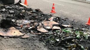 Restos de contenedores quemados