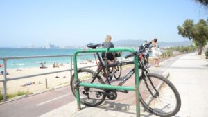 Bicicleta playa buen tiempo