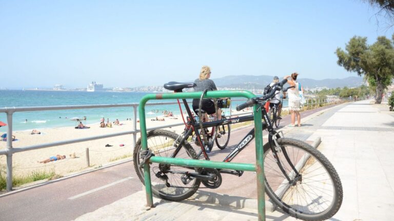 Bicicleta playa buen tiempo