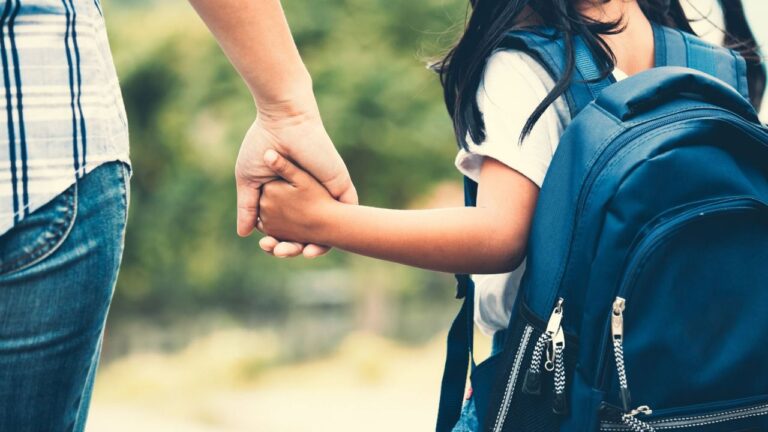 familia niña colegio