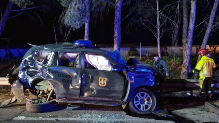 Uno de los coches de la Guardia Civil tras el accidente.