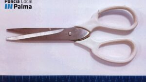 Tijeras con las que la mujer agredi&oacute; al hombre.