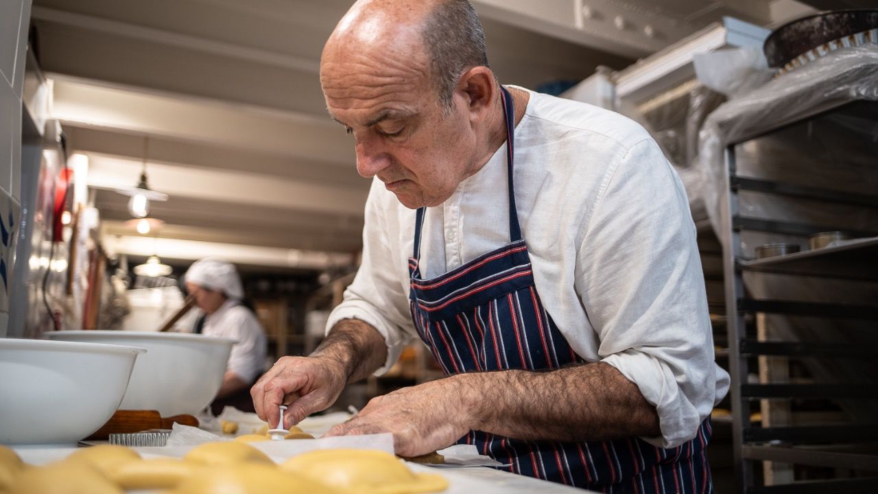 El maestro Tomeu Arbona, del Fornet de la Soca, elaborando unos rubiols
