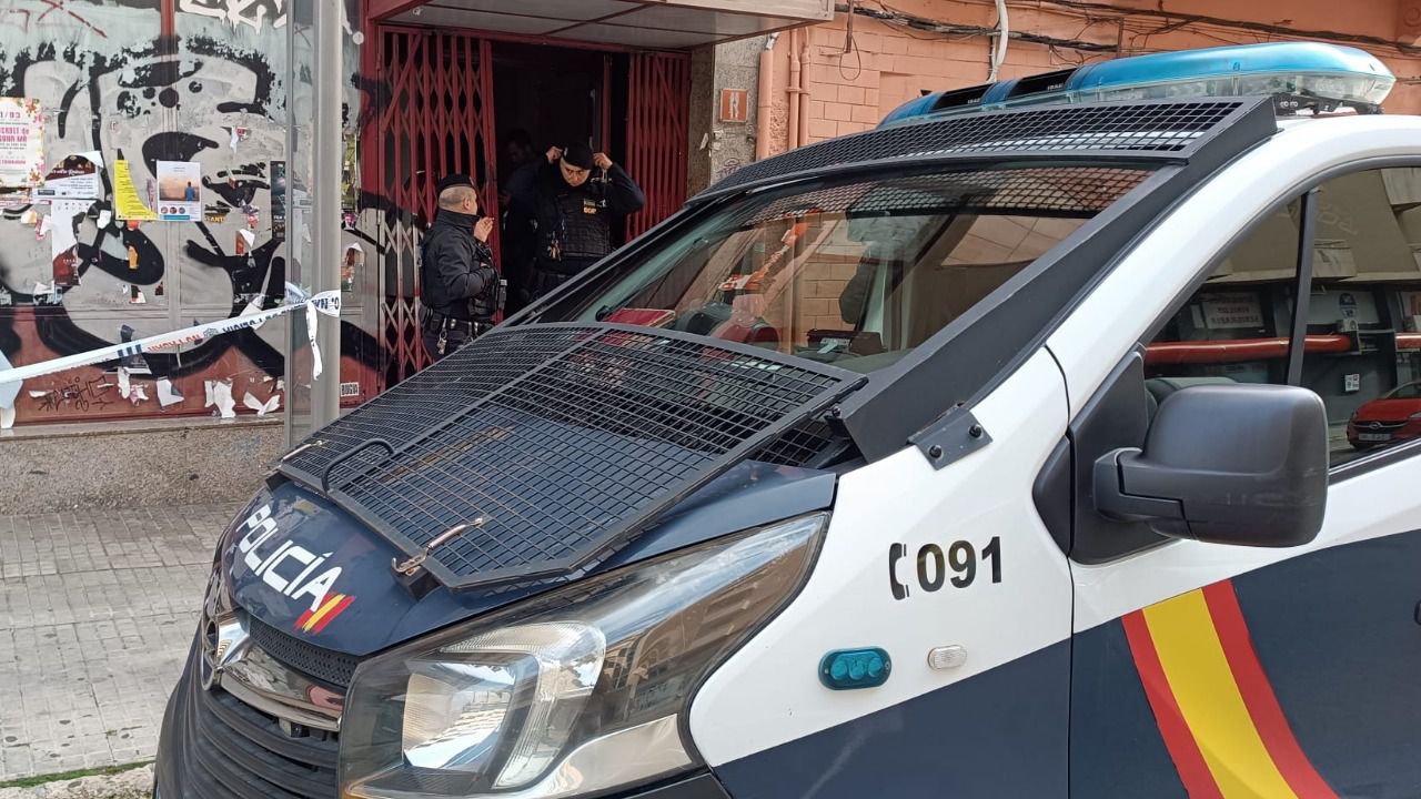 Operativo de la Polic&iacute;a Nacional en locales okupados de las calles Joan Cresp&iacute; e Ind&uacute;stria