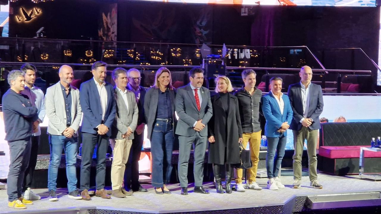 El alcalde de Calvi&agrave;, Jos&eacute; Antonio Amengual, con diferentes empresarios de la zona de Magaluf en una rueda de prensa para presentar la temporada.