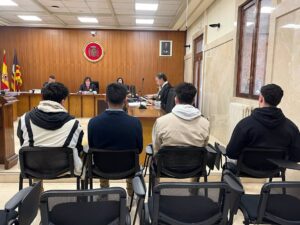 El profesor (primero por la izquierda) y los otros tres j&oacute;venes acusados de abusos sexuales a alumnas del centro donde hab&iacute;a trabajado el docente, sentados para el juicio en la Audiencia Provincial.