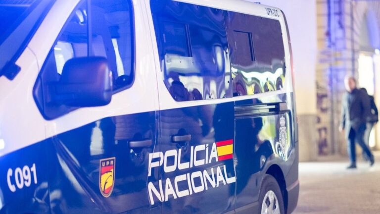 Archivo: Un furgón policial de noche.
