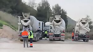 Camiones de hormig&oacute;n en las instalaciones de la cantera de Son Bugadelles.