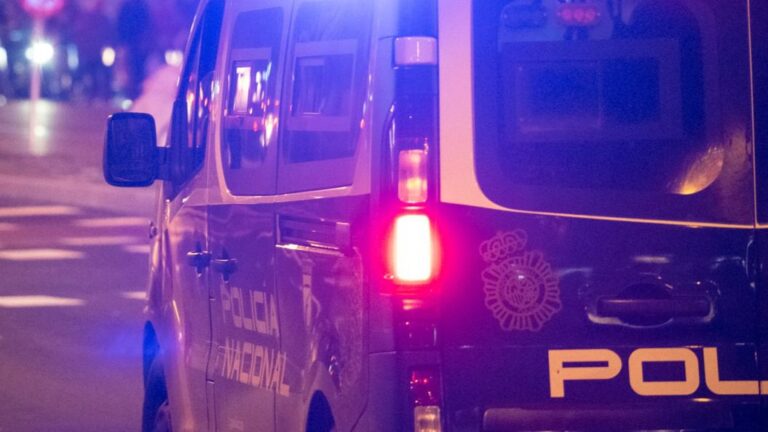Imagen de archivo: Furgón policial de noche.