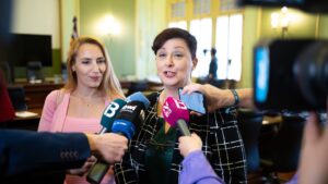 Mar&iacute;a Jos&eacute; Verd&uacute; atiende a los medios, junto a Patricia de las Heras.