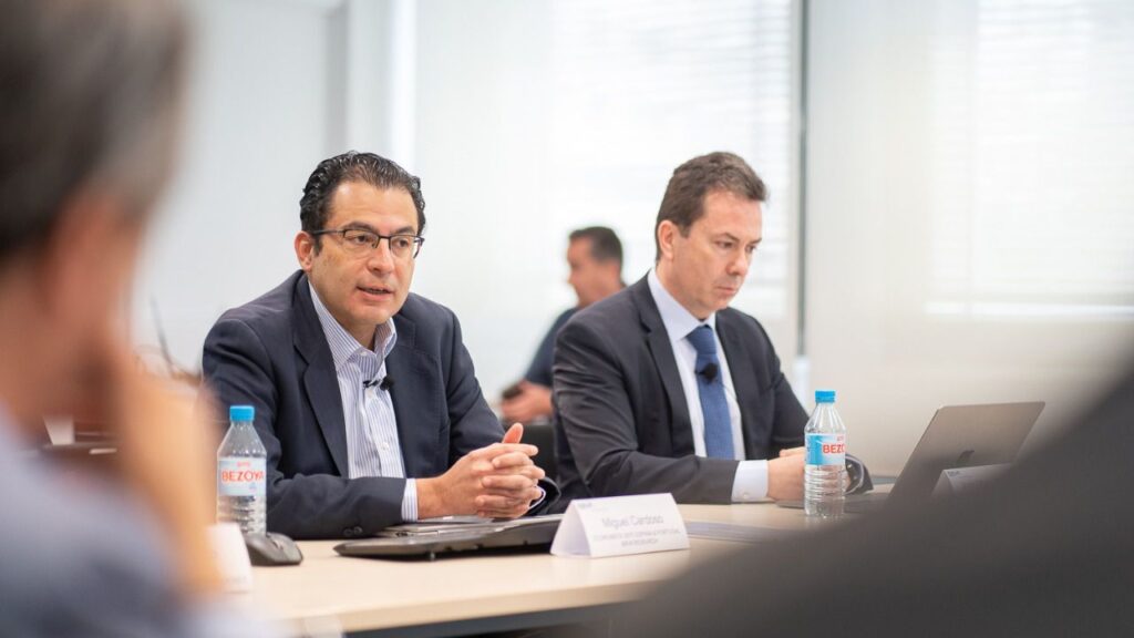 Miguel Cardoso y José Manuel Mieres durante la presentación del informe.