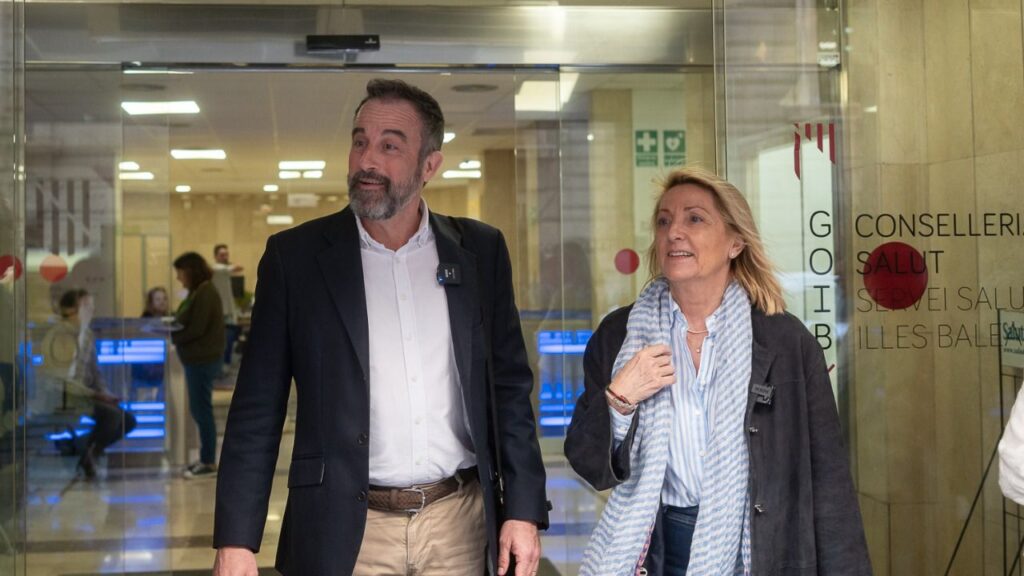 Los diputados del PP José Luis Mateo e Isabel Borrás, saliendo del IbSalut tras recoger el expediente del contrato.