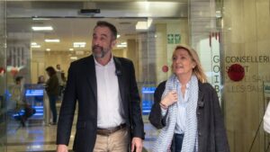 Los diputados del PP Jos&eacute; Luis Mateo e Isabel Borr&aacute;s, saliendo del IbSalut tras recoger el expediente del contrato.