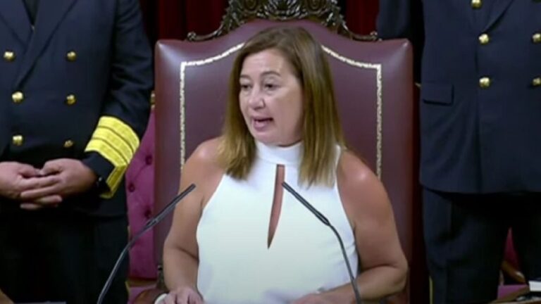 Francina Armengol en su escaño de presidenta del Congreso.