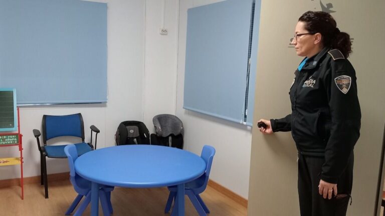 Agente de la Policía Local de Palma recogiendo la denuncia presentada.