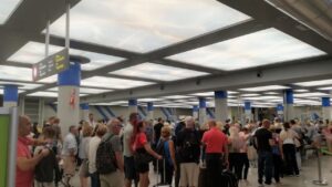 turistas aeropuerto control seguridad colas