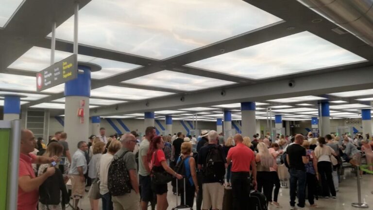 turistas aeropuerto control seguridad colas