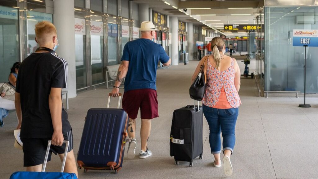 turistas aeropuerto palma