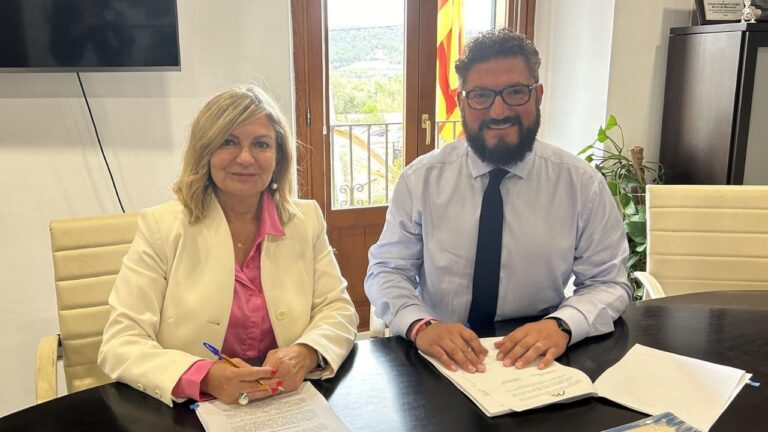 El alcalde de Marratxí, Jaume Llompart, y la administradora de Balimsa, Leonor Rosselló.