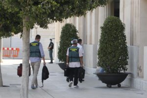 Agentes de la Guardia Civil en el registro de la sede de la Autoridad Portuaria en julio de 2020.