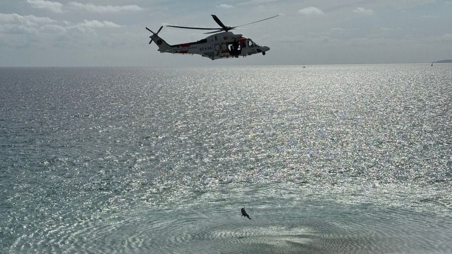 Helicóptero de Salvamento Marítimo durante la operación de rescate.