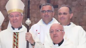 De izquierda a derecha, el obispo Taltavull, el di&aacute;cono Moreno, el sacerdote Burguera y el prior Gastalver.