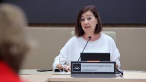 Armengol en una comisi&oacute;n de investigaci&oacute;n en el Parlament.