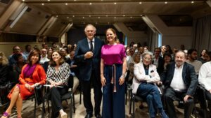 Esther Vidal junto a Pedro Piqueras, quien ha impartido una charla