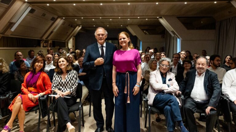 Esther Vidal junto a Pedro Piqueras, quien ha impartido una charla