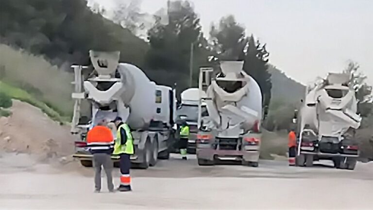 Hormigoneras haciendo cola para cargar en la planta de Son Bugadelles (Calvià).