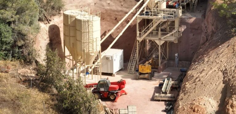 Planta de hormigón instalada en la cantera de Son Bugadelles.
