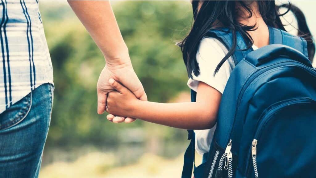 familia niña colegio