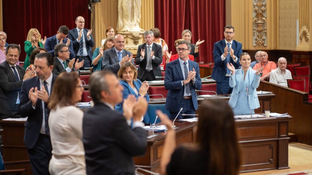 La bancada del PP aplaude a Patricia de las Heras