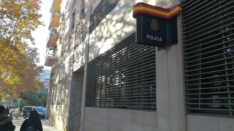 Detenida en Camp Redó por derribar y arrastrar a un anciano para robarle