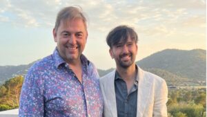 Toni Mir, CEO de Cap Vermell Group, con el cantante David Otero.