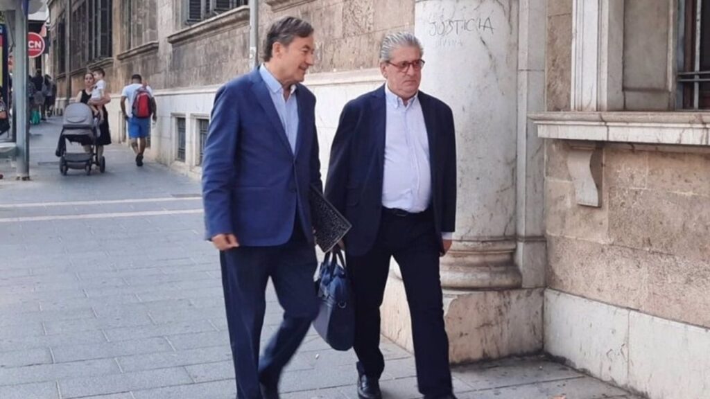 Joan Gual de Torrella (izquierda) acompañado por su abogado, Eduardo Valdivia.