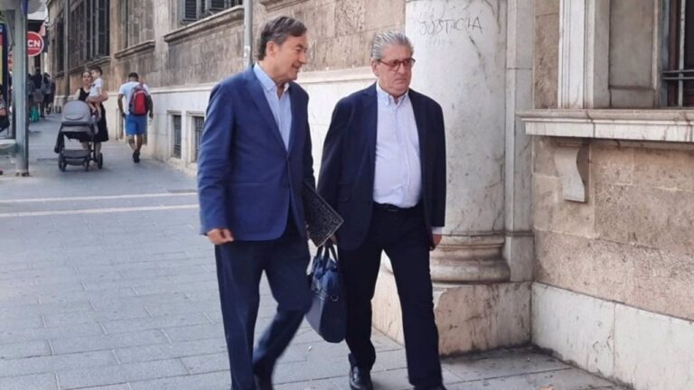 Joan Gual de Torrella (izquierda) acompañado por su abogado, Eduardo Valdivia.