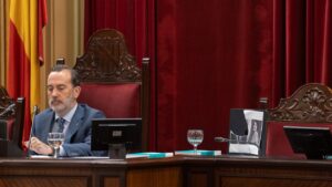 El presidente del Parlament, Gabriel Le Senne, con el esca&ntilde;o de Mercedes Garrido vac&iacute;o y la foto rasgada.