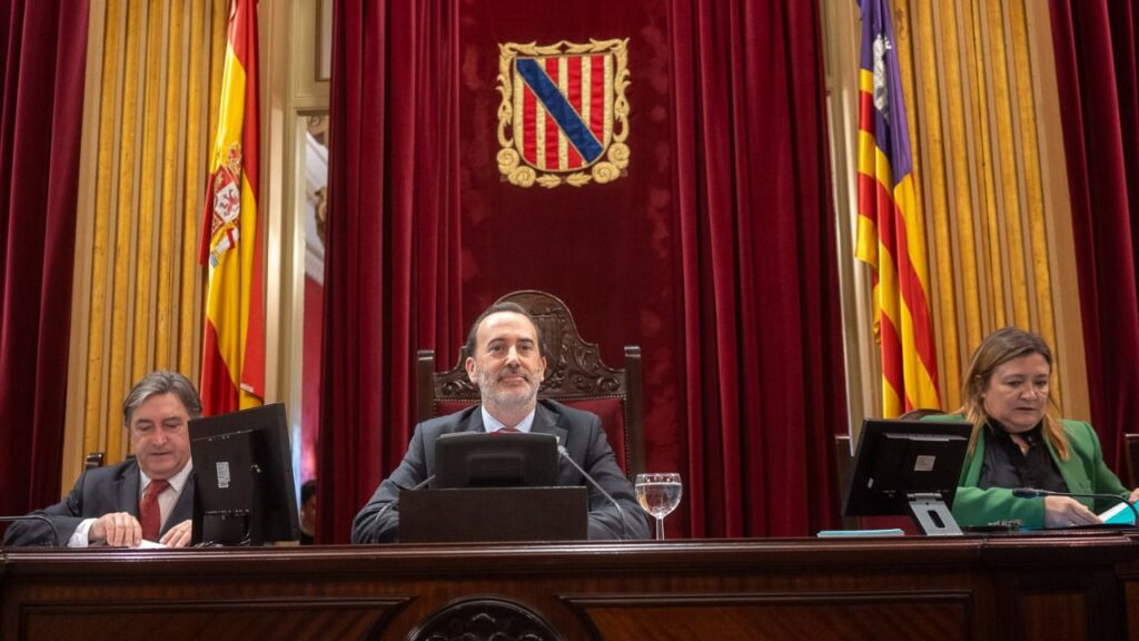 Gabriel Le Senne flanqueado por Mauricio Rovira y Mercedes Garrido.