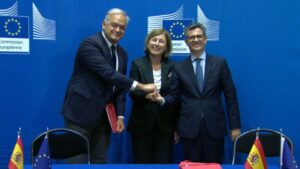 La vicepresidenta de la Comisi&oacute;n Europea junto a Pons y Bola&ntilde;os tras el acuerdo para renovar el CGPJ