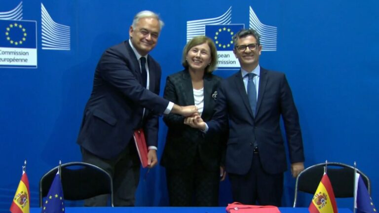 La vicepresidenta de la Comisión Europea junto a Pons y Bolaños tras el acuerdo para renovar el CGPJ