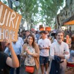 Manifestante antiturista con un cartel animando a los "guiris" a marcharse a su casa.