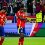 Yamal y Williams celebran bailando el gol del segundo y con una bandera de Balears desplegada en el fondo