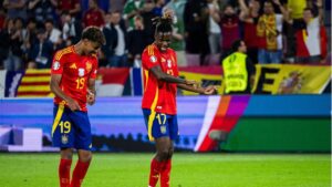 Yamal y Williams celebran bailando el gol del segundo y con una bandera de Balears desplegada en el fondo