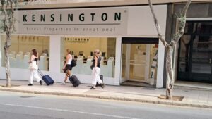 Turistas salen de un piso tur&iacute;stico en la calle Conquistador de Palma