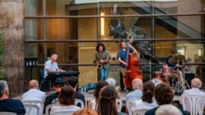 Exposiciones y "Nits a la fresca" en el Casal de Cultura de Can Gelabert