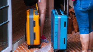 turistas llegando con maletas a un piso alquilado