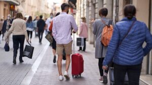 turistas-mascarilla-palma-maleta