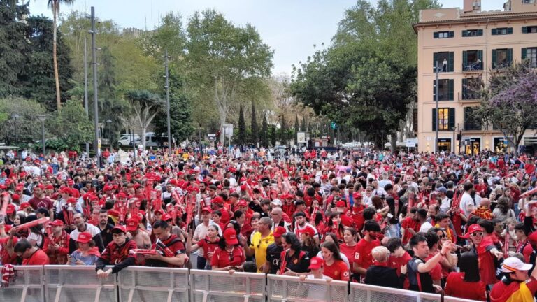 Imagen de la Plaça de la Reina hace tan solo unos meses, en la final de la Copa del Rey entre RCD Mallorca y Athletic Club